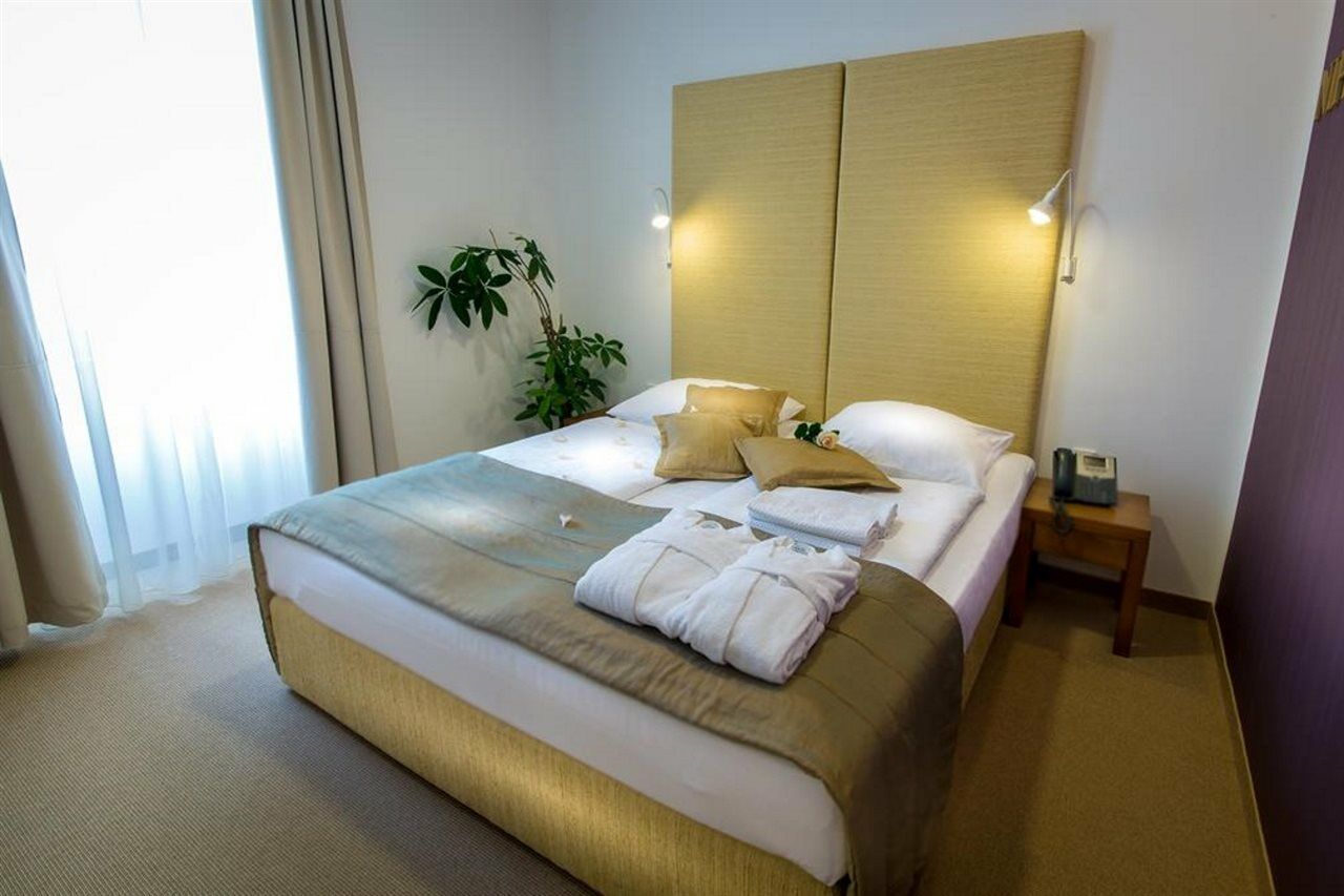 Rimske Terme - Hotel Zdraviliski Dvor ริมสเกตอปลิตเซ ภายนอก รูปภาพ